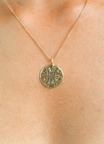Cargar imagen en el visor de la galería, stellar pisces colgante con moneda Bombay Be Sunset