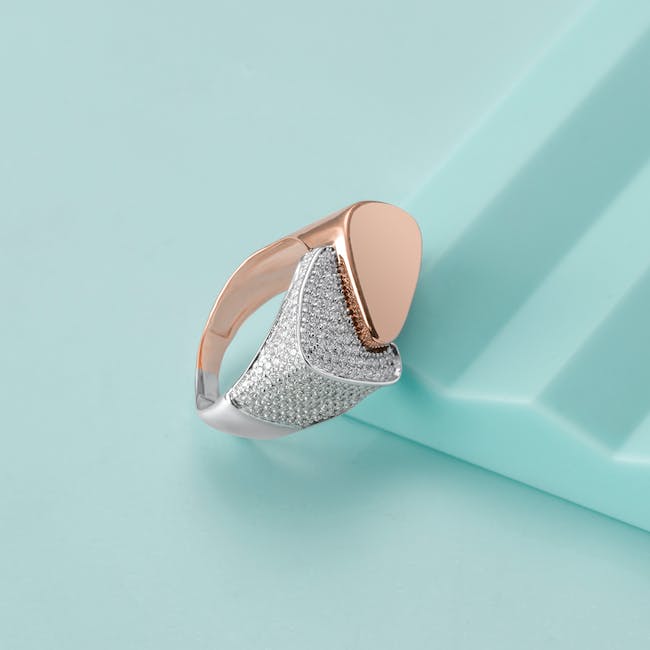 Rose gold, silver, or gold: which metal suits your wedding look best?