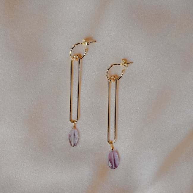 Pearls or diamonds? selecting the right stones for your wedding earrings
