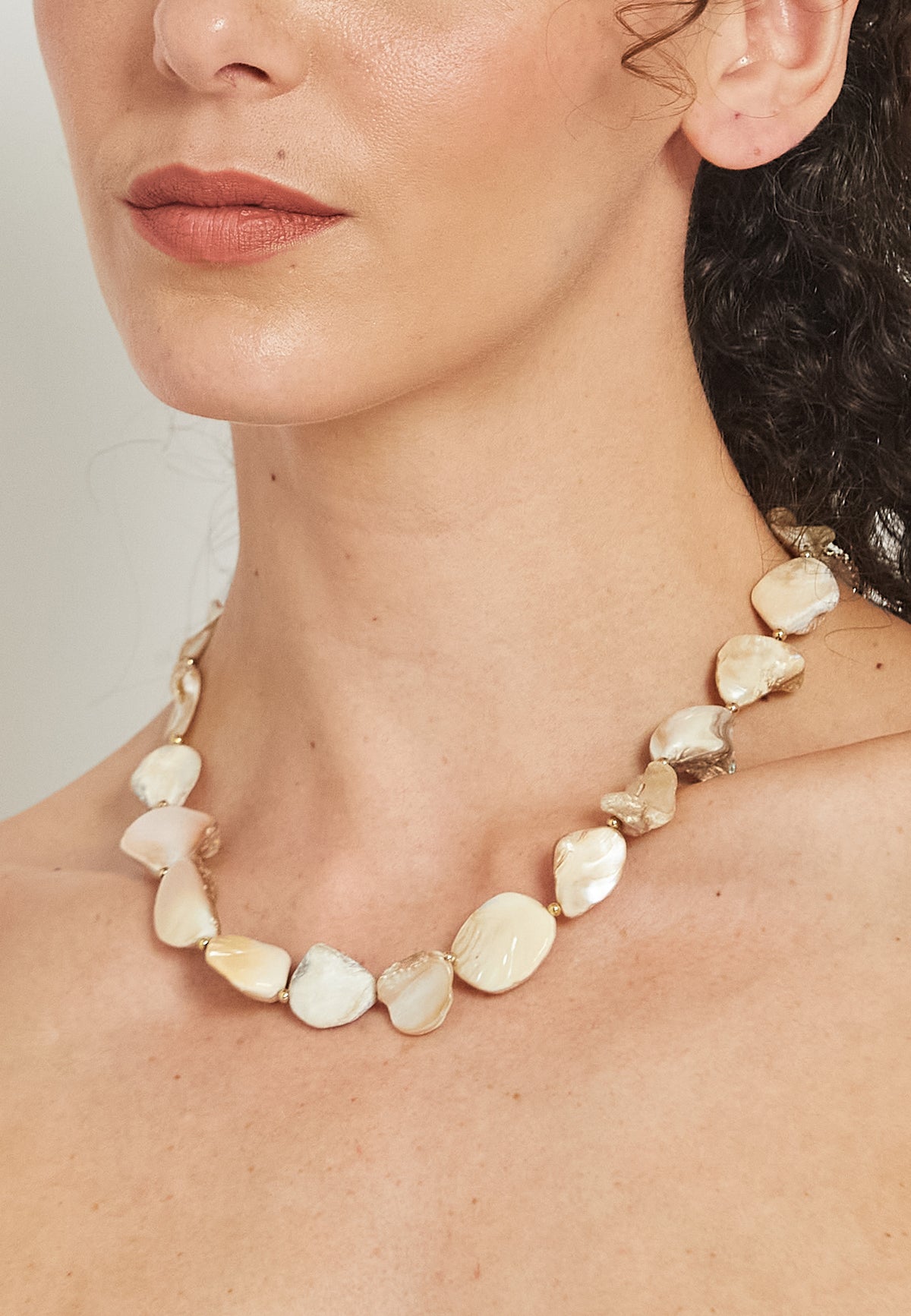 Elva white necklace