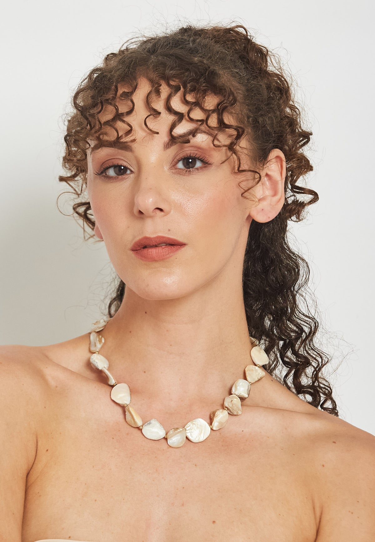 Elva white necklace