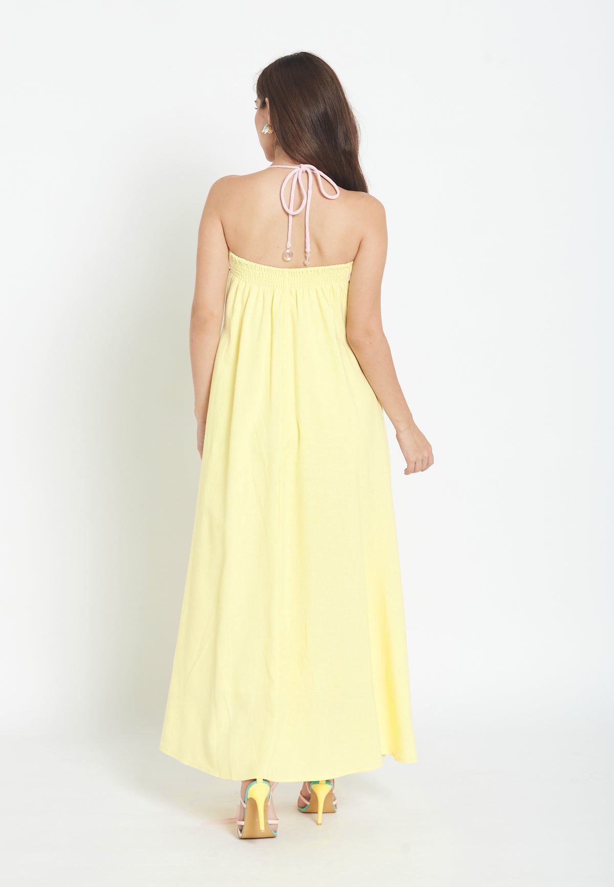 Brillante vestido amarillo