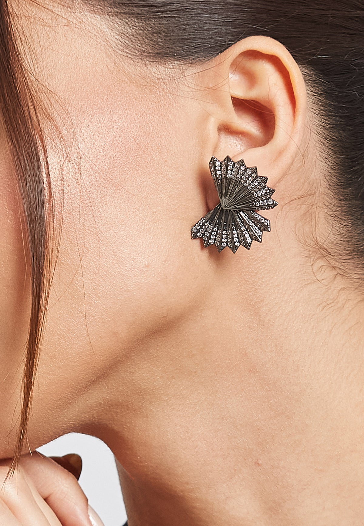 Mini abanicho black earrings