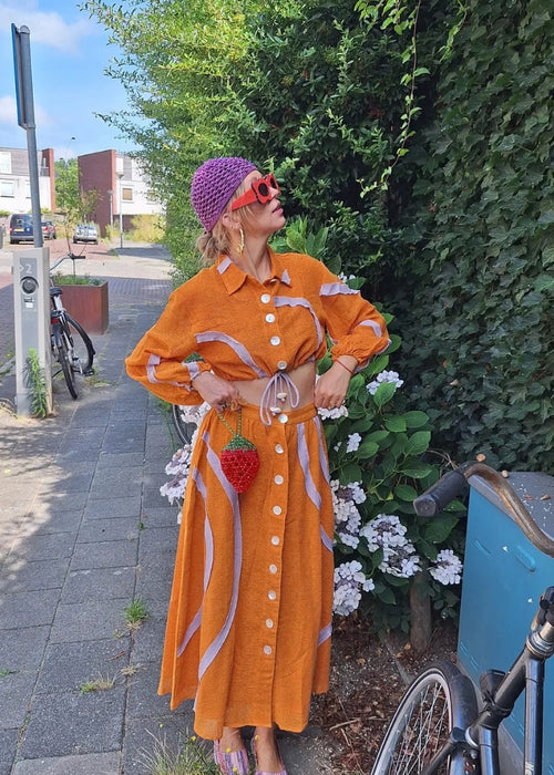 Falda naranja ondulada