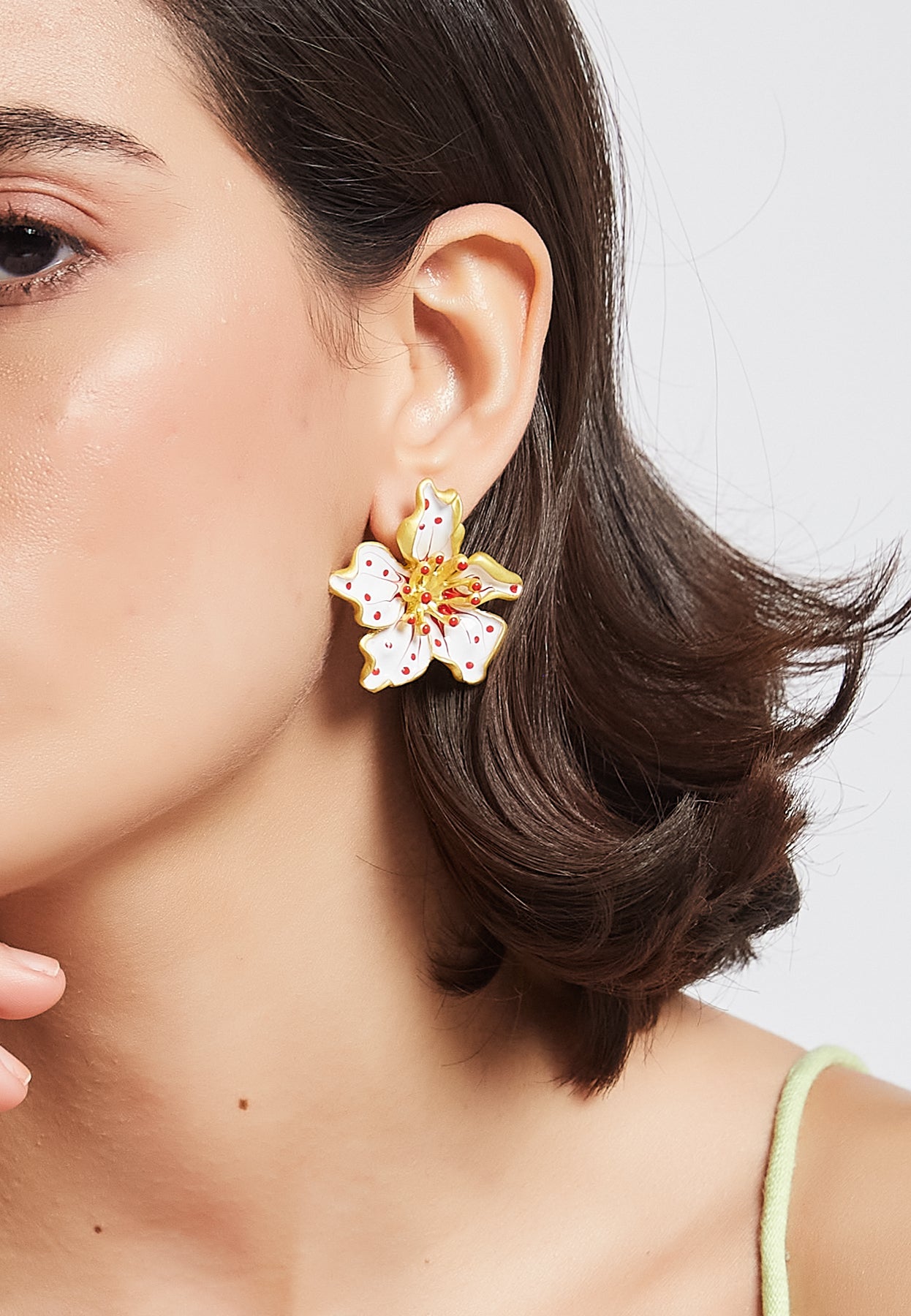 Hibiscus White Earrings