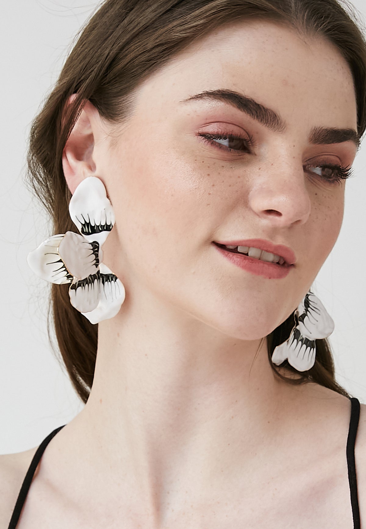 Luma White Earrings