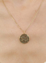 Cargar imagen en el visor de la galería, Colgante con moneda de Acuario Estelar Bombay Be Sunset
