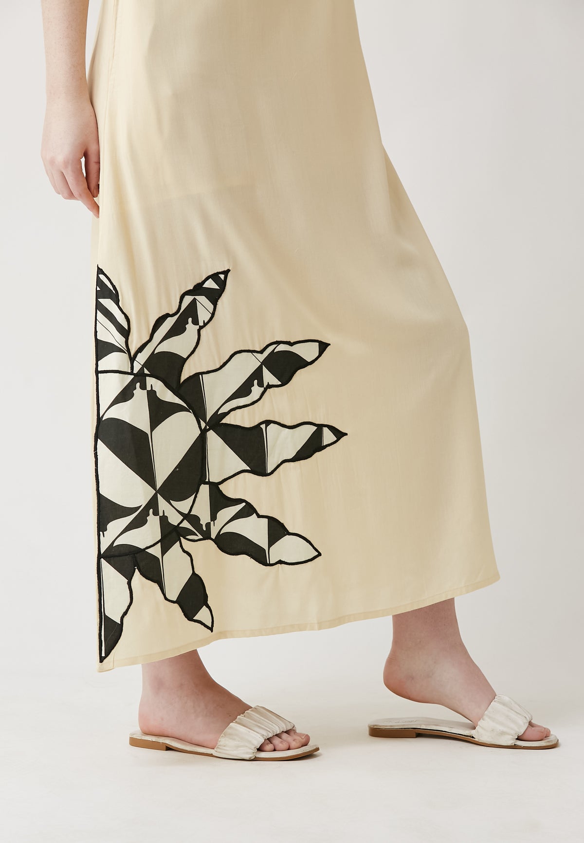 Alani beige kleid