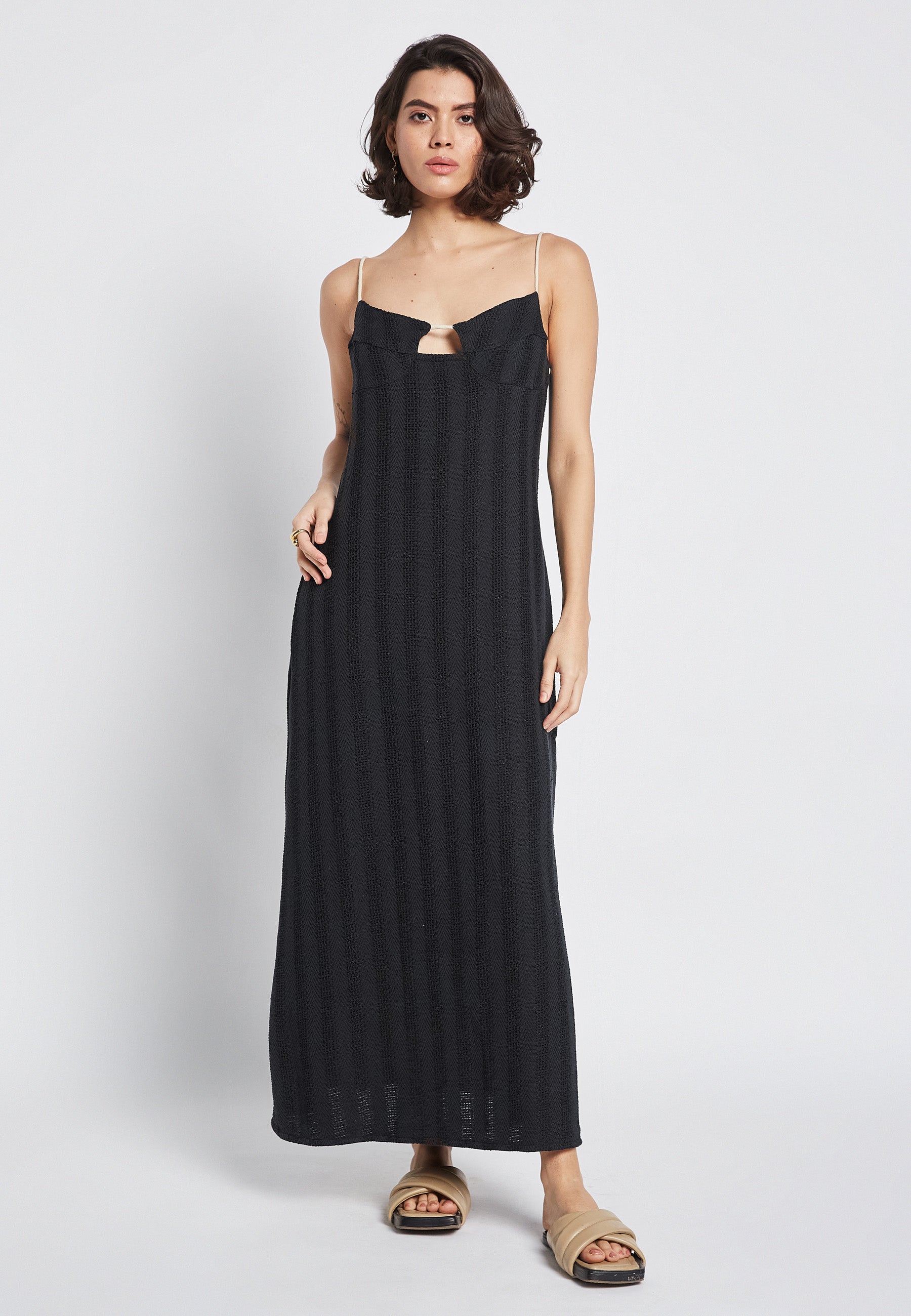 Vestido negro de Aria Mai