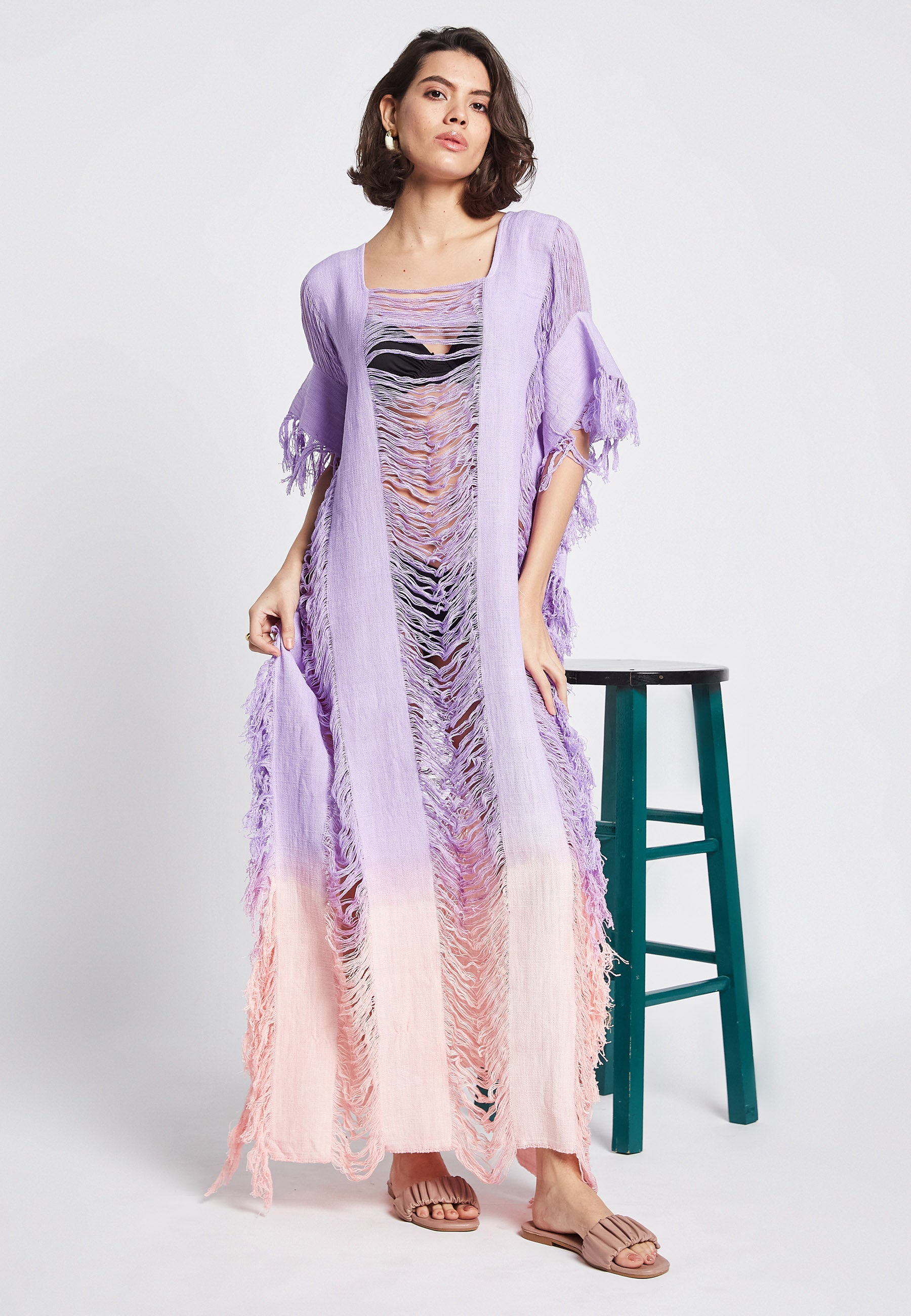 Poncho violeta iluminado por el sol