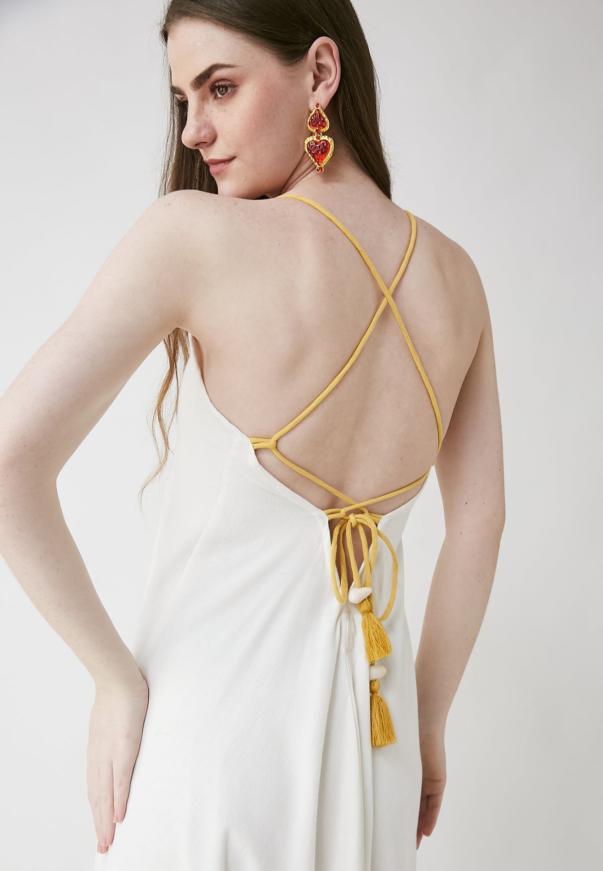Langes weißes kleid mit tropischem muster