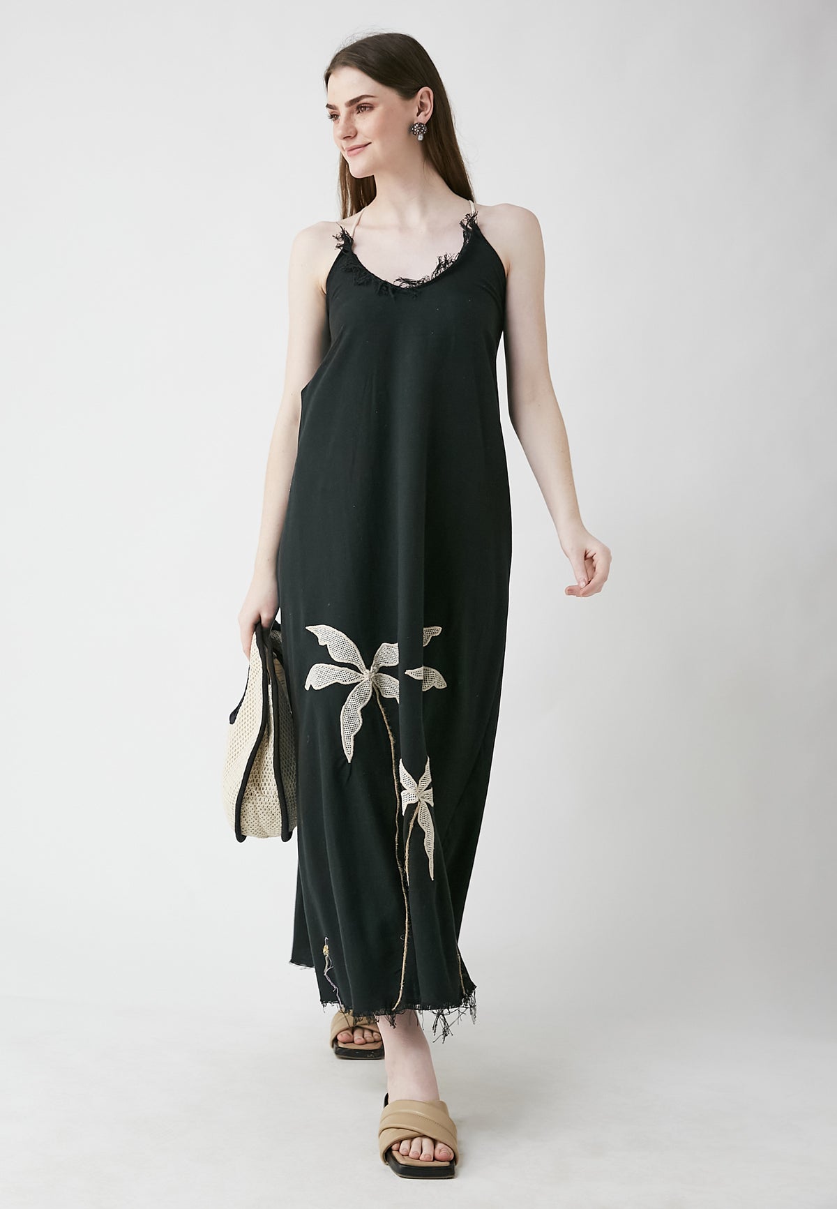 Langes schwarzes kleid mit tropischem muster