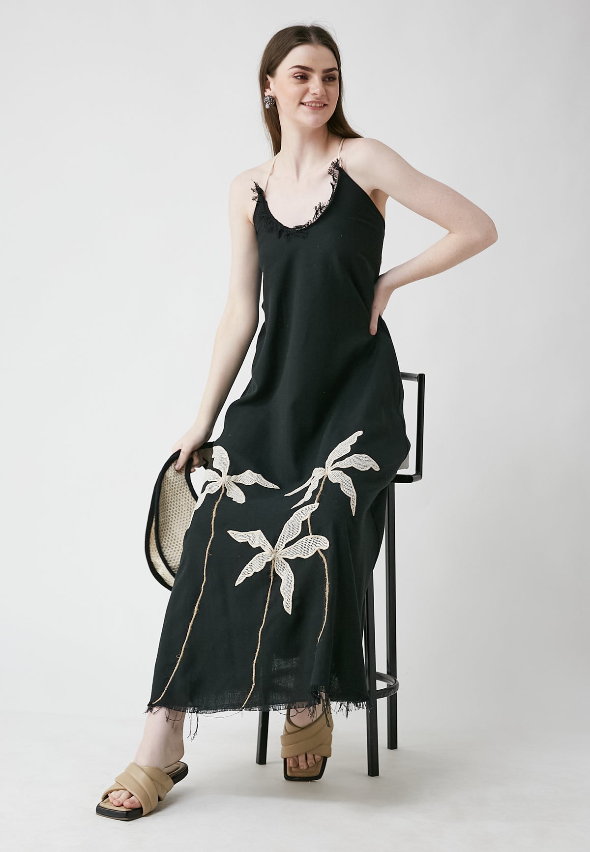 Langes schwarzes kleid mit tropischem muster