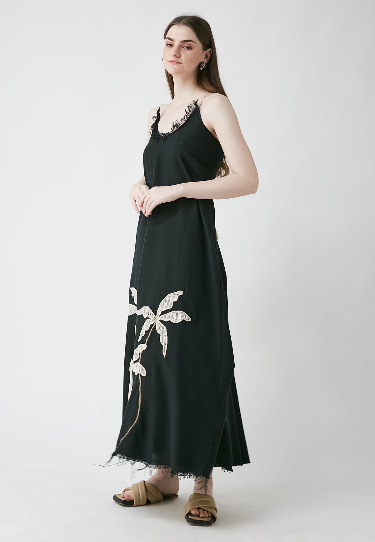 Langes schwarzes kleid mit tropischem muster