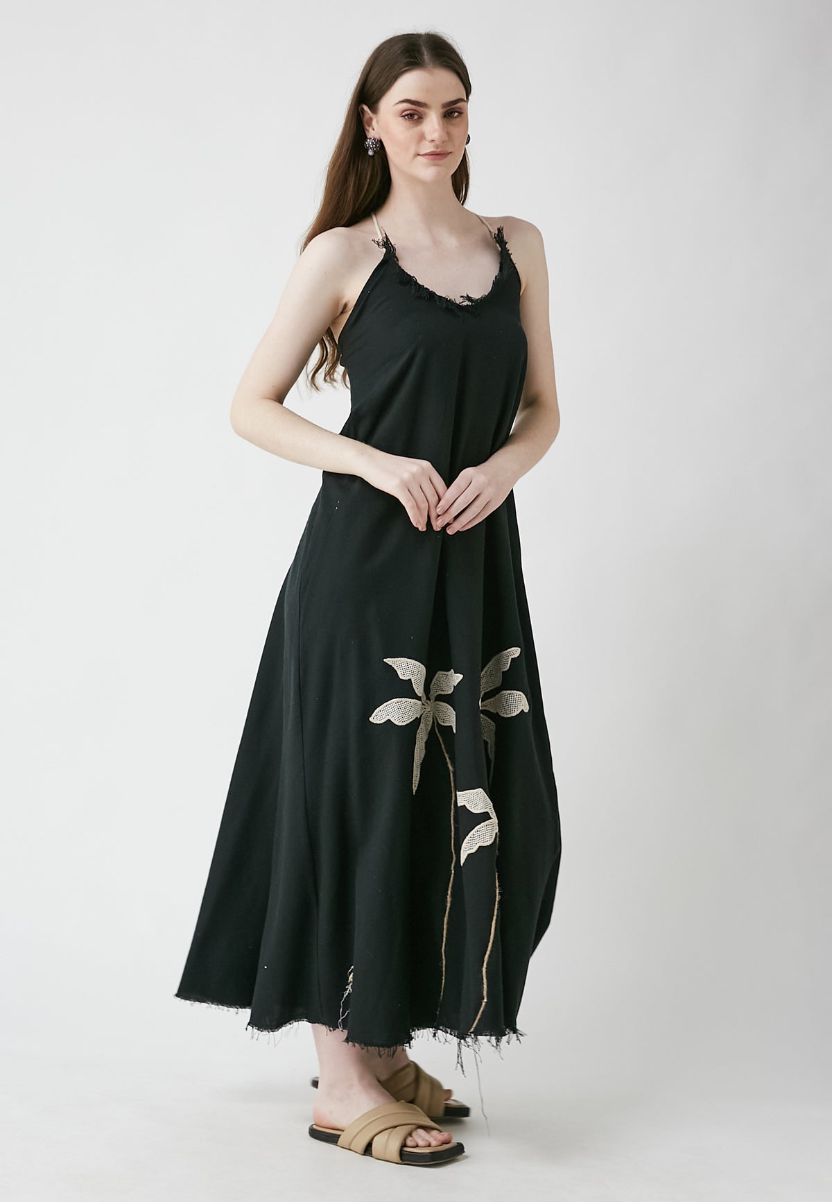 Langes schwarzes kleid mit tropischem muster