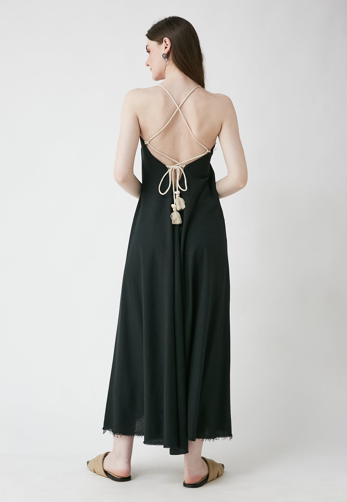 Langes schwarzes kleid mit tropischem muster