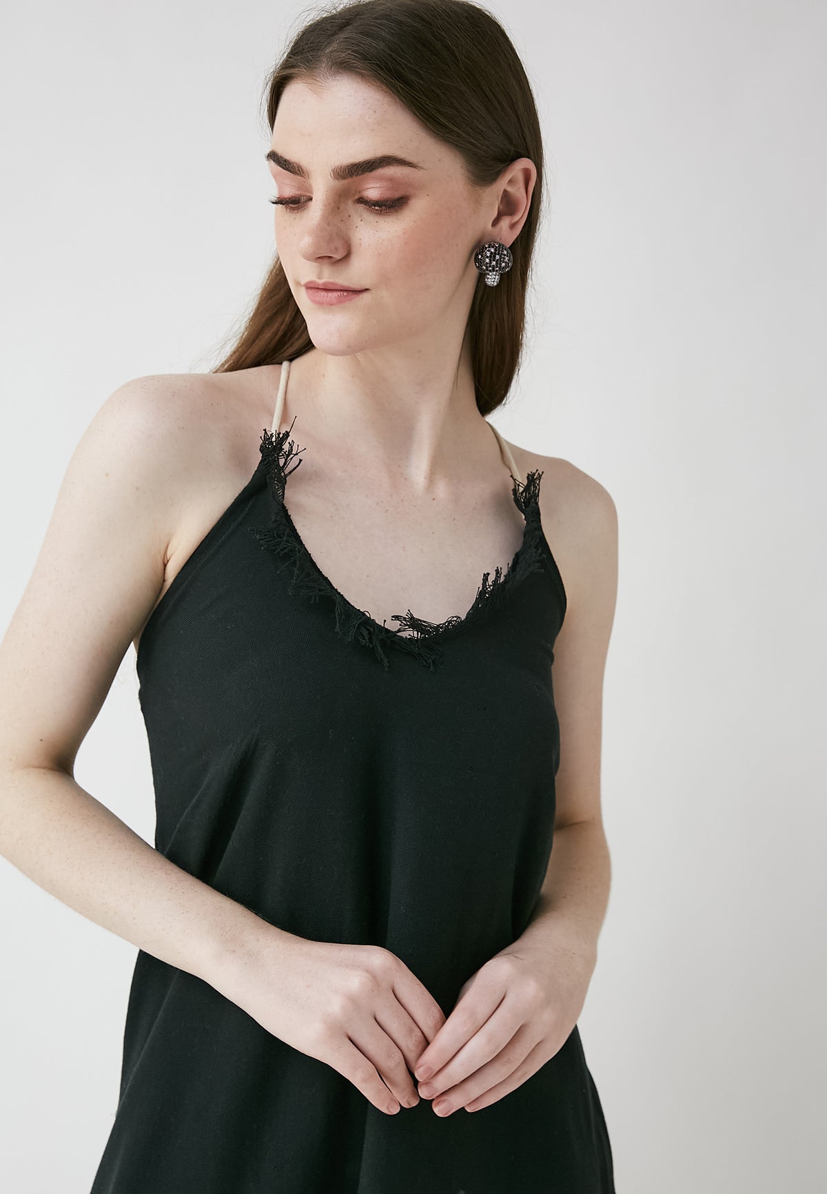 Langes schwarzes kleid mit tropischem muster