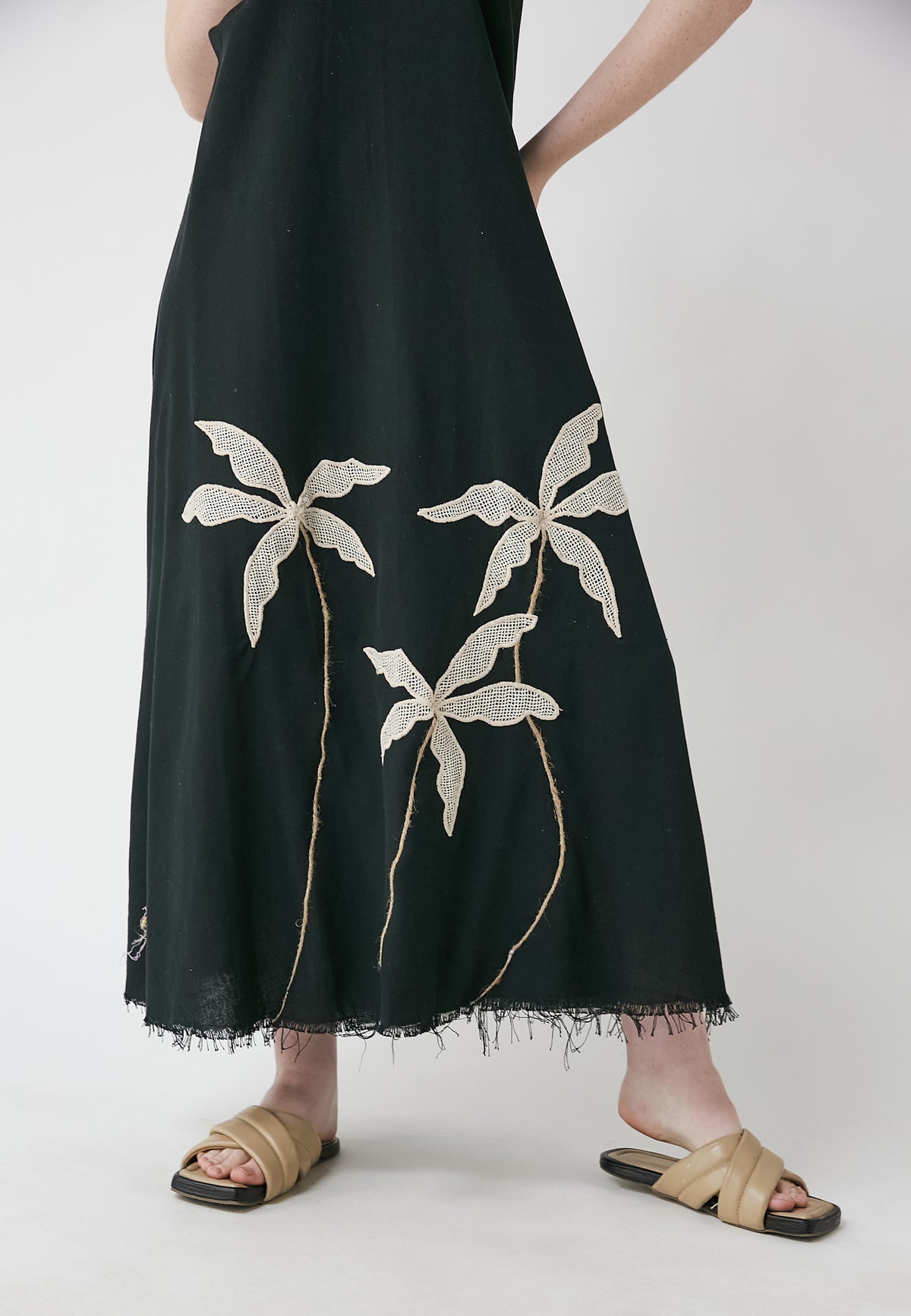 Langes schwarzes kleid mit tropischem muster