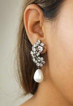 Bild in den Galerie-Viewer laden, frosty pearl earrings below 50 big bridal bride bridesmaid Bombay Sunset
