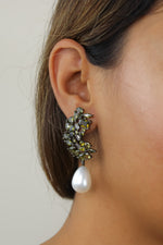Bild in den Galerie-Viewer laden, frosty pearl earrings below 50 big bridal bride bridesmaid Bombay Sunset

